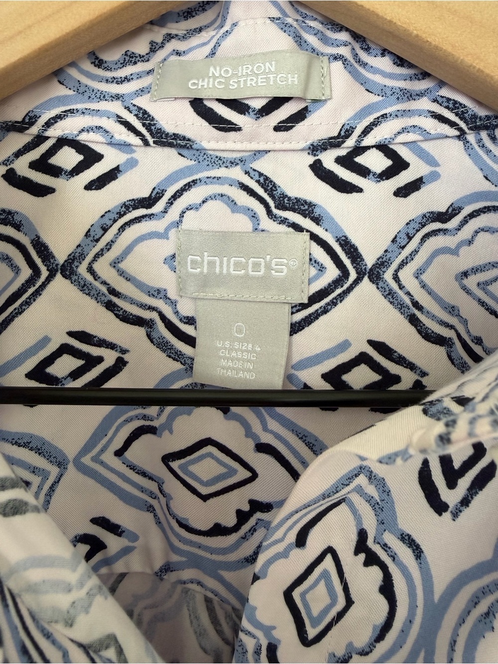 Chicos Women's Blouse Top Button Up Shirt Diamond Print Blue White Size 0 - Picture 4 of 13